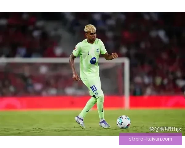 拉什福德在新赛季中表现稳健，盘带风格备受关注，成为对手防线的挑战。